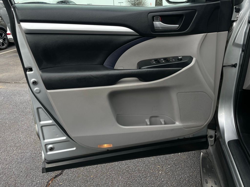 Thumbnail: 2017 Toyota Highlander - 23