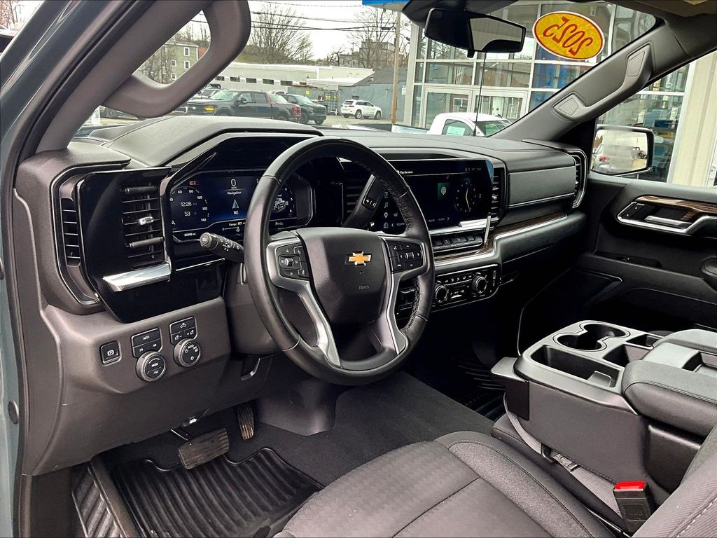 2025 Chevrolet Silverado 1500 — photo 8