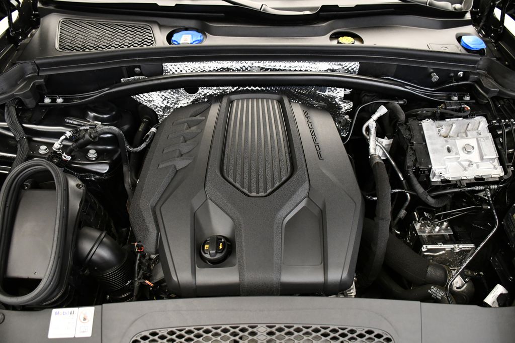2025 Porsche Macan  12
