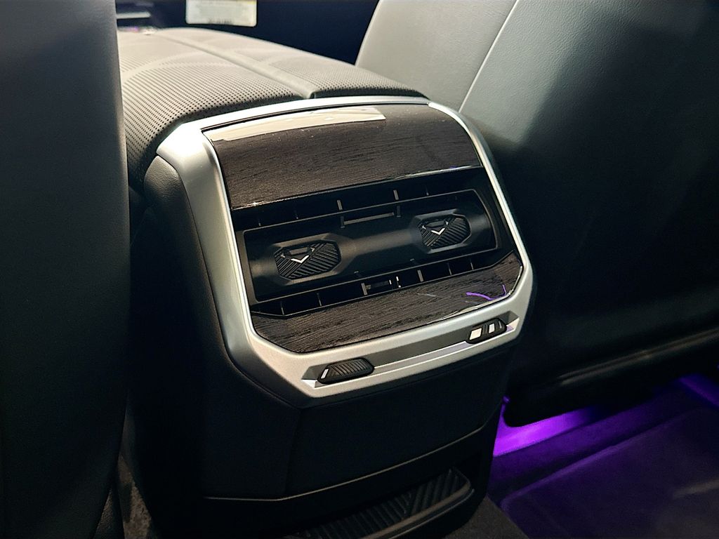New 2026 Black BMW M70 image 25