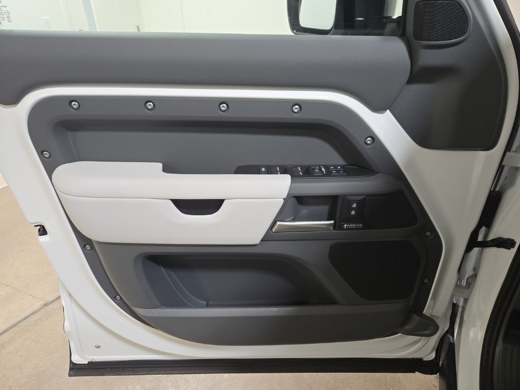 New 2026 White Land Rover X-Dynamic SE image 25