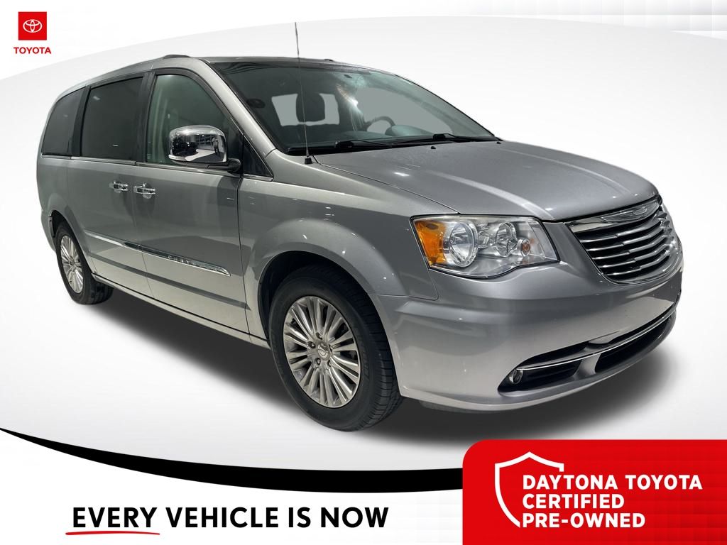 2016 Chrysler Town & Country Limited's photo