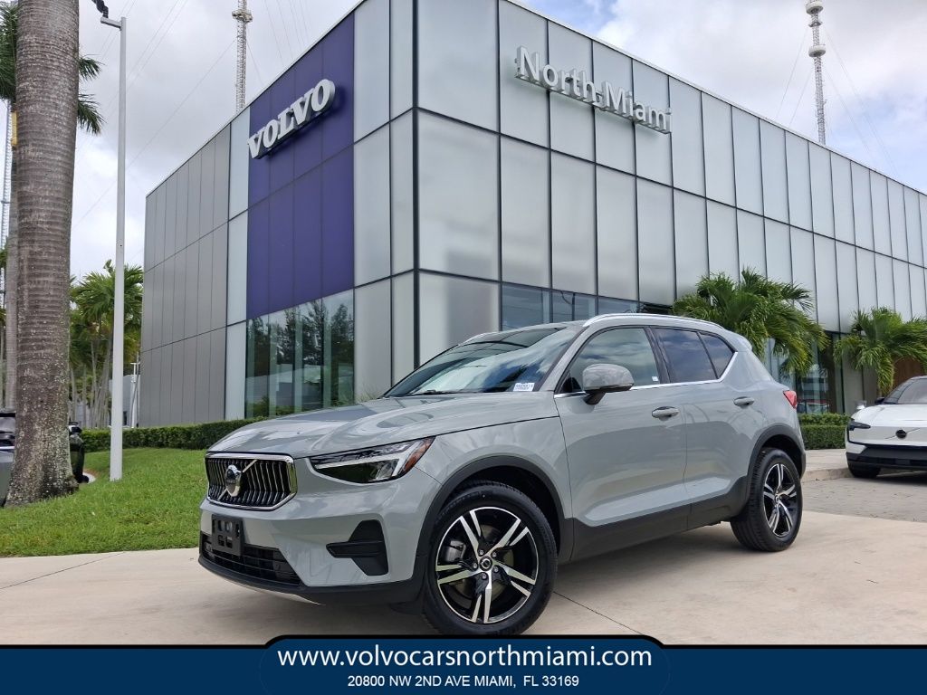 2025 Volvo XC40 B5 Core