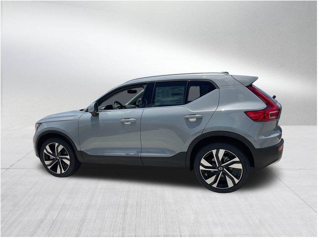 2025 Volvo XC40 B5 Plus Bright Theme photo