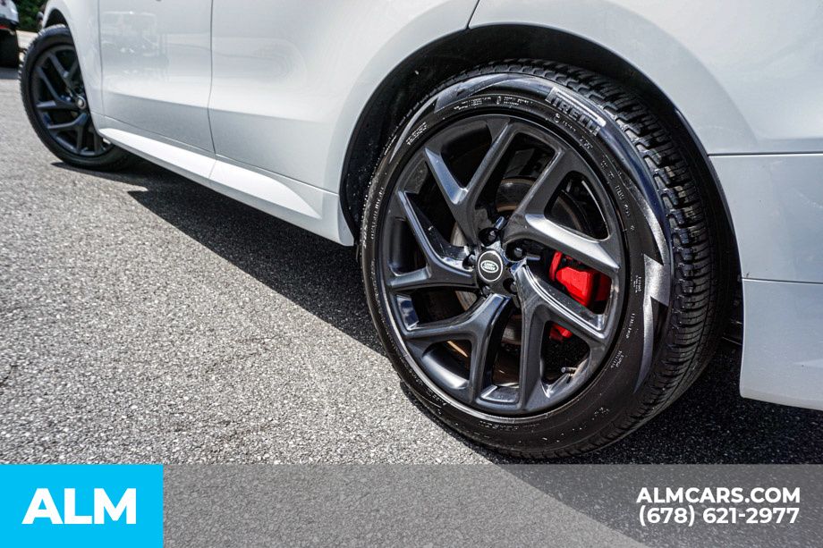 Used 2023 White Land Rover SE Dynamic image 15