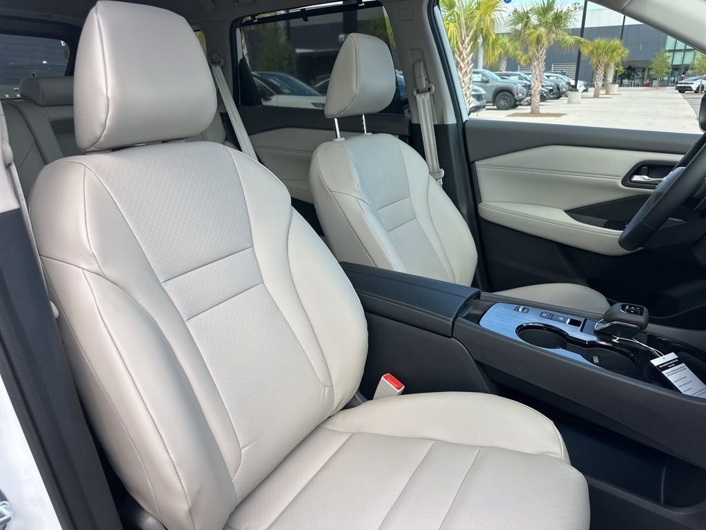 2025 Everest White Pearl Nissan Rogue SV FWD SUV