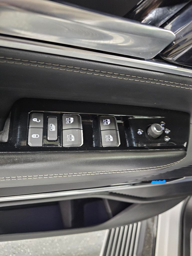 Used 2023 White Jeep Base image 21