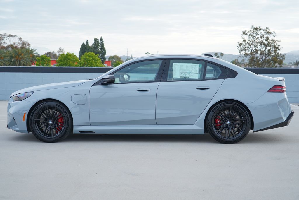 Thumbnail: 2026 BMW M5 - 4