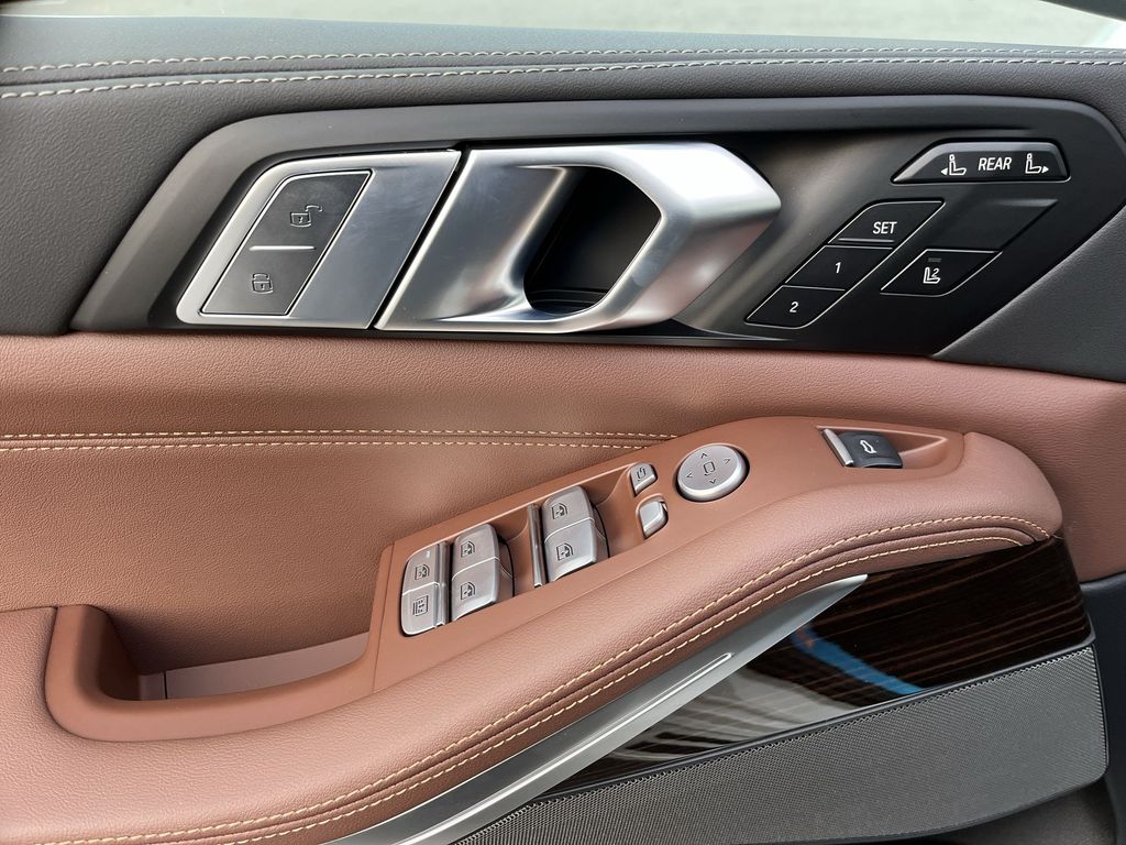 Thumbnail: 2026 BMW X7 - 13