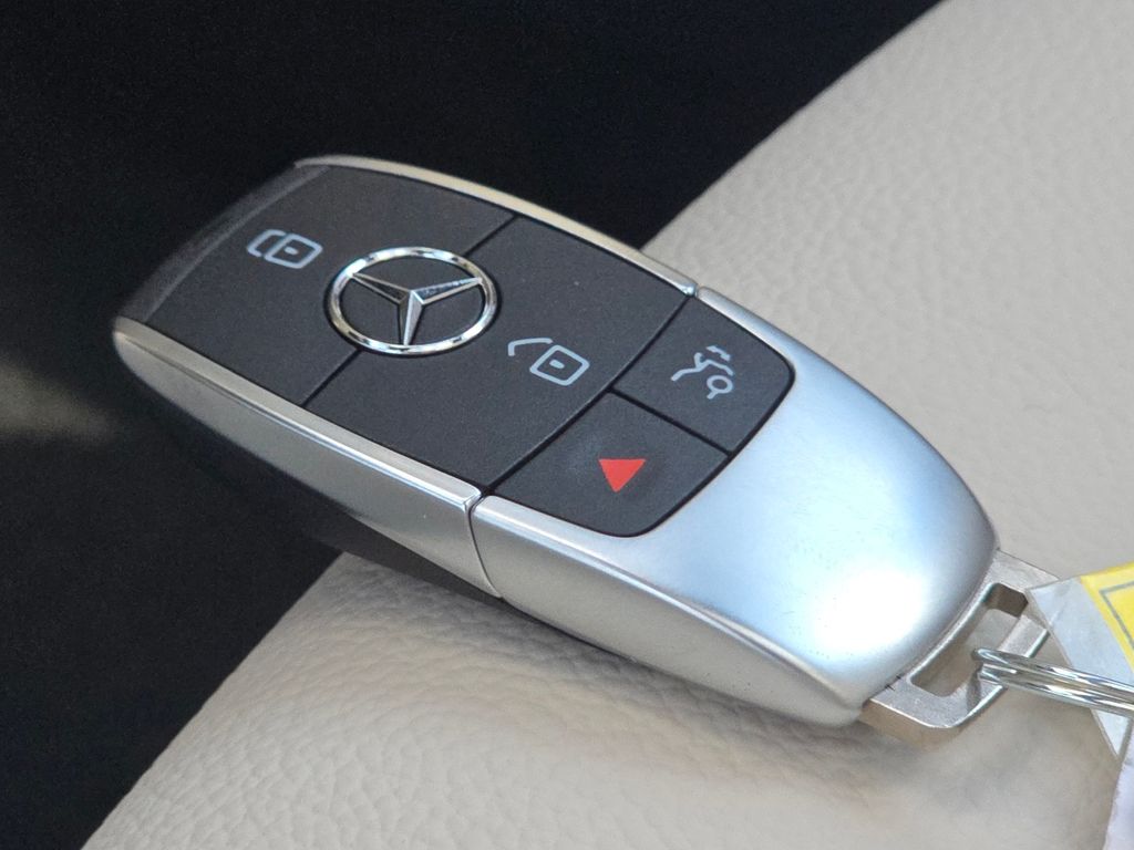 New 2026 White Mercedes-Benz GLB 250 image 37