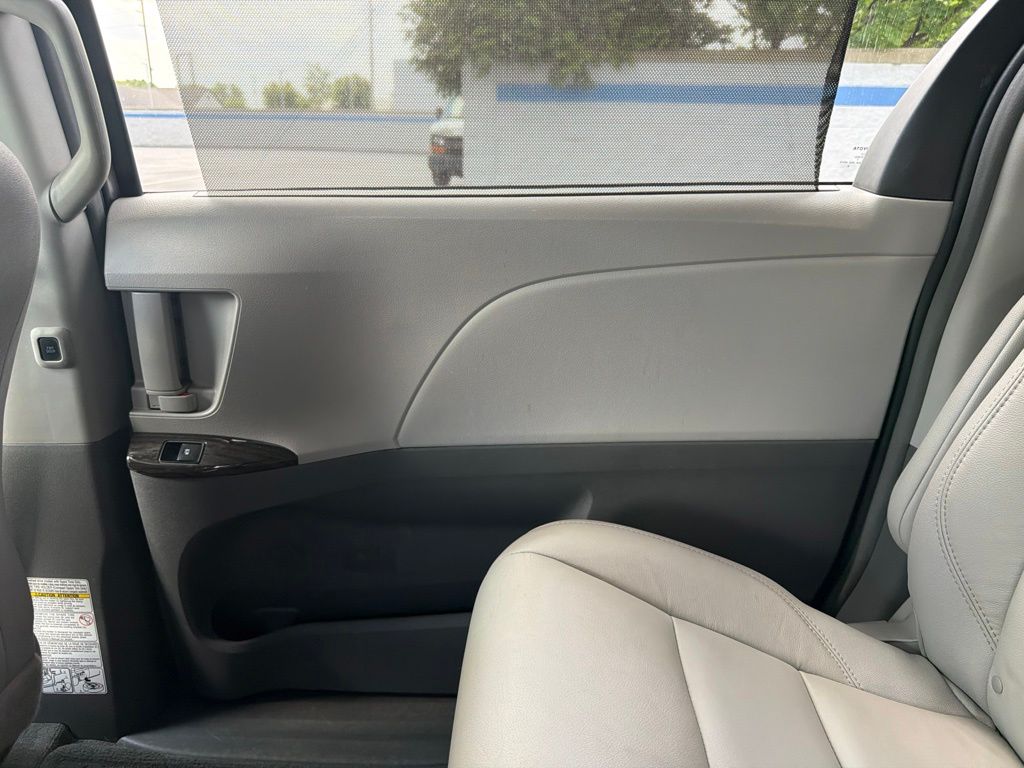 Thumbnail: 2017 Toyota Sienna - 25