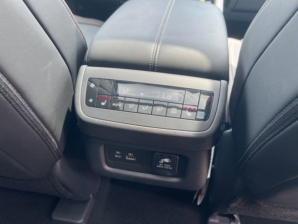 2025 Everest White Pearl Tricoat/Super Black Nissan Pathfinder Platinum FWD SUV