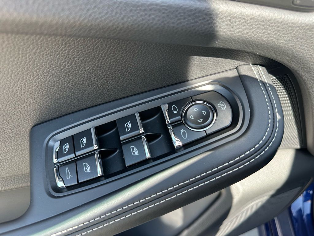 Thumbnail: 2026 Porsche Macan - 21