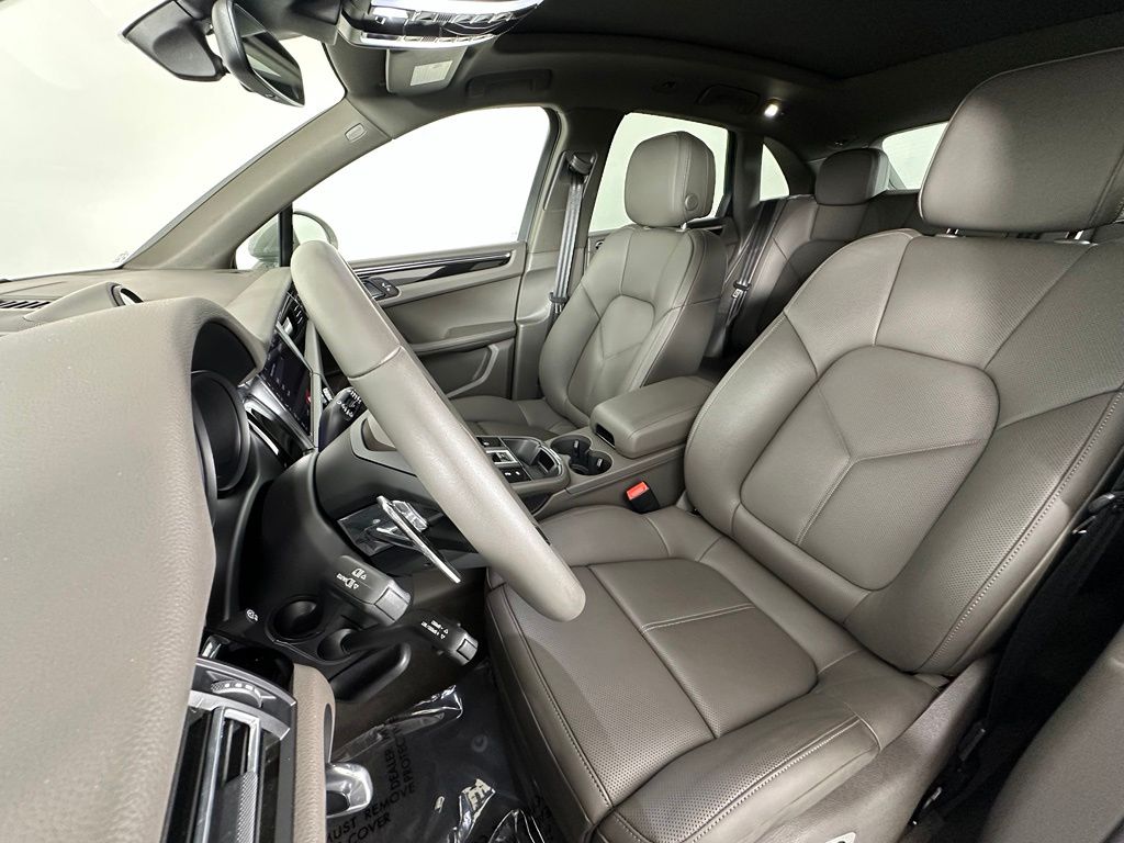 Thumbnail: 2026 Porsche Macan - 5