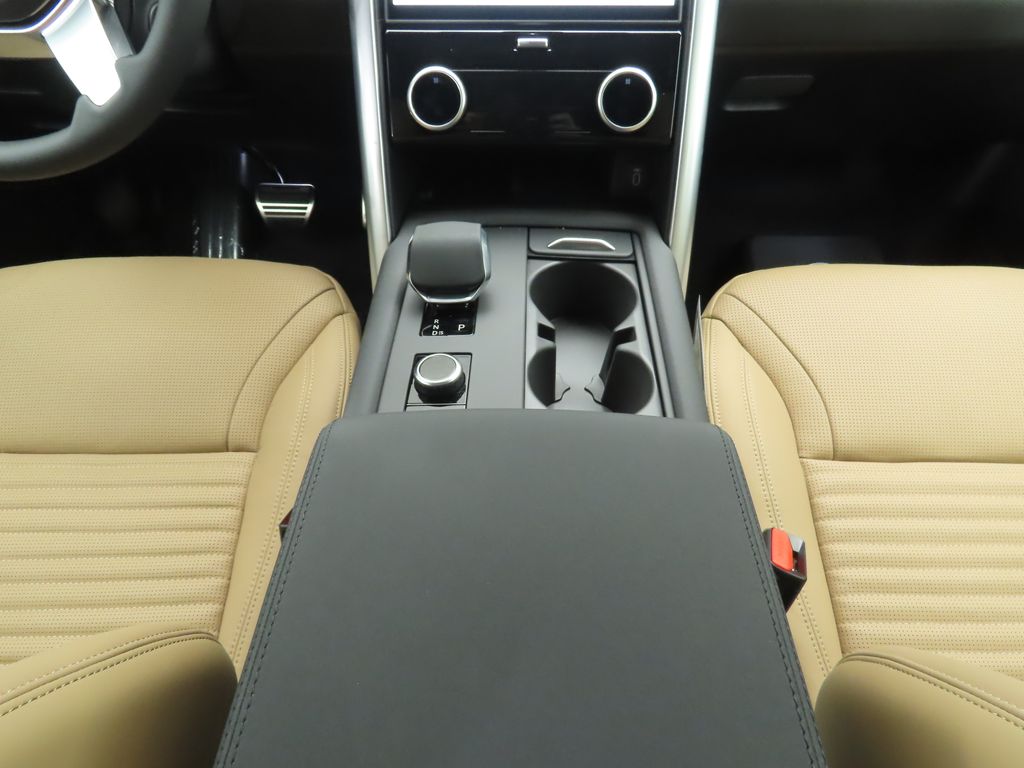 Thumbnail: 2026 Land Rover Discovery - 16