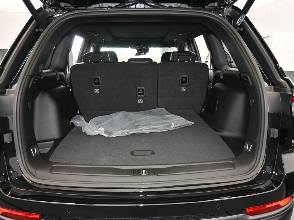 New 2026 Diamond Black Crystal Pearlcoat Jeep Limited image 33