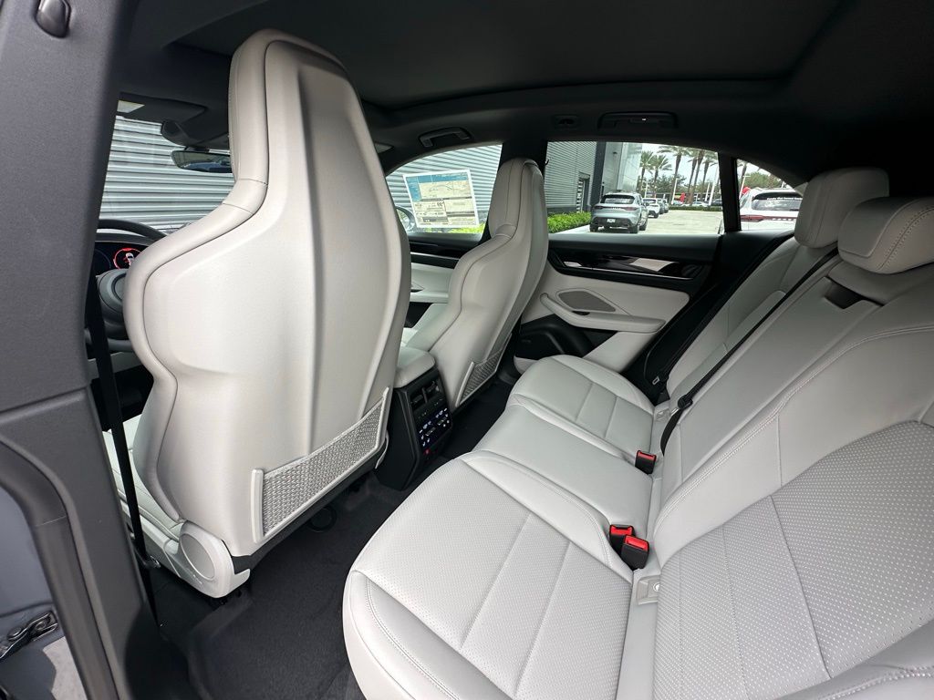 Thumbnail: 2025 Porsche Macan - 32