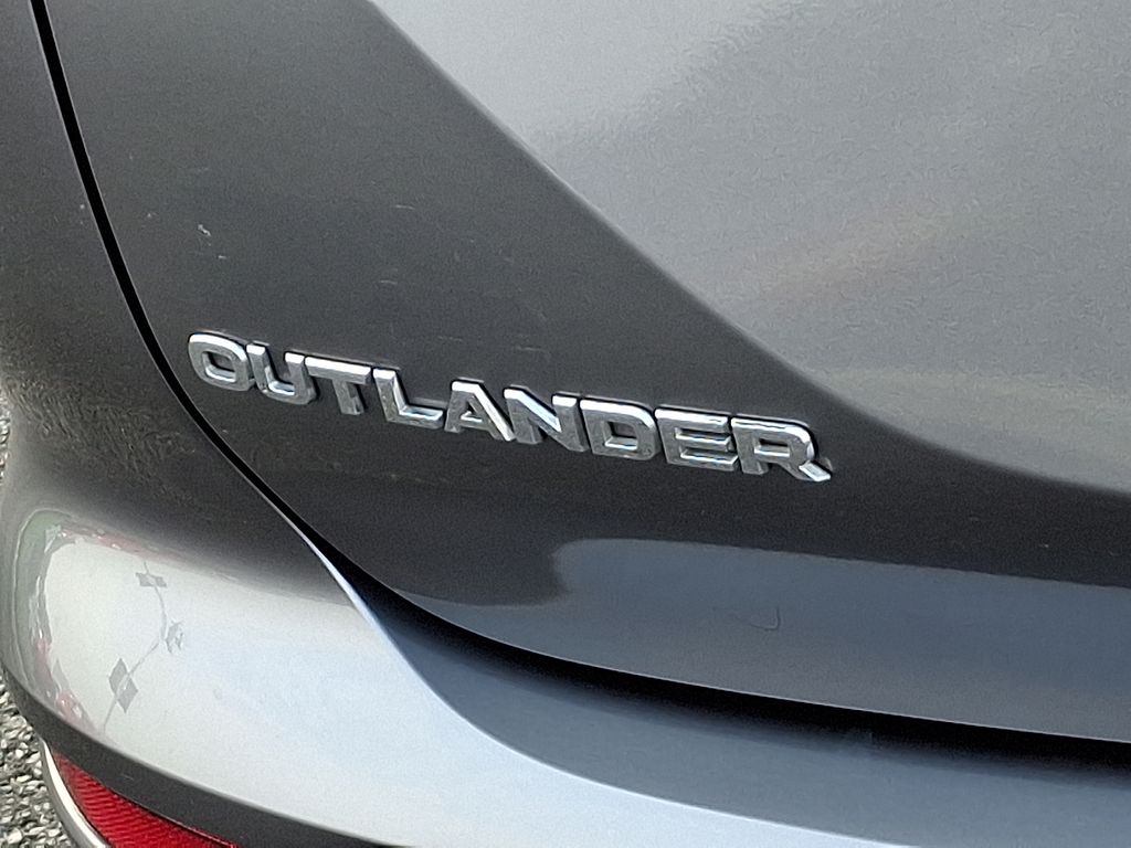Thumbnail: 2022 Mitsubishi Outlander - 31