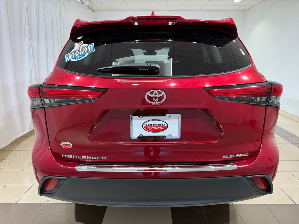 Thumbnail: 2023 Toyota Highlander - 4
