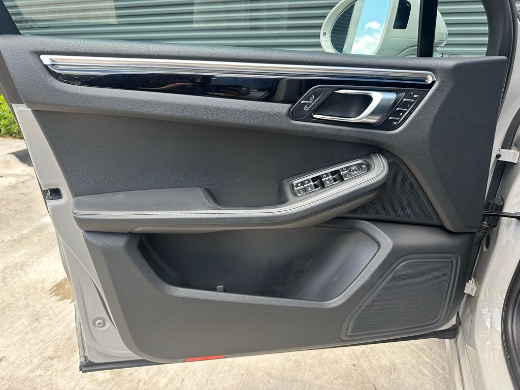 Thumbnail: 2023 Porsche Macan - 19