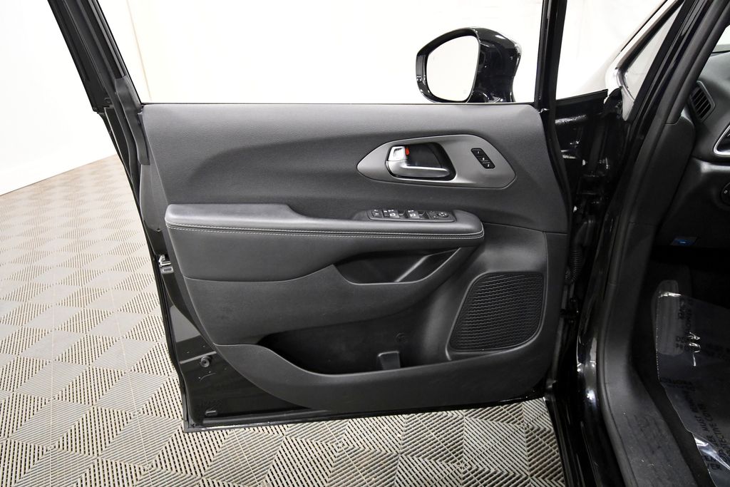 Used 2025 Chrysler Pacifica Van
