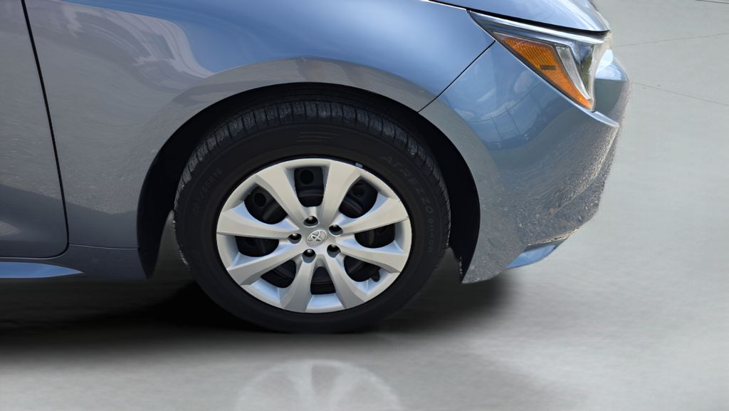 Used 2024  Toyota LE image 27