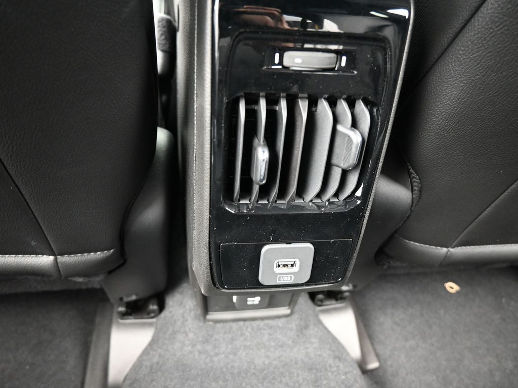 New 2026 Diamond Black Crystal Pearlcoat Jeep Latitude image 30