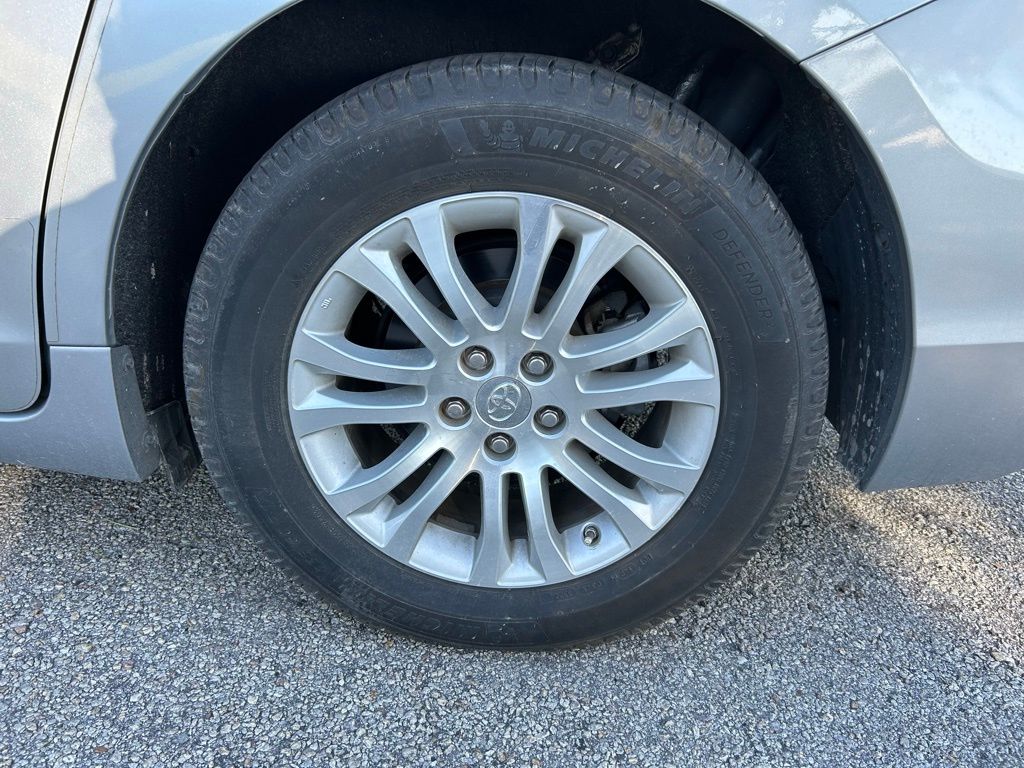 Thumbnail: 2017 Toyota Sienna - 9