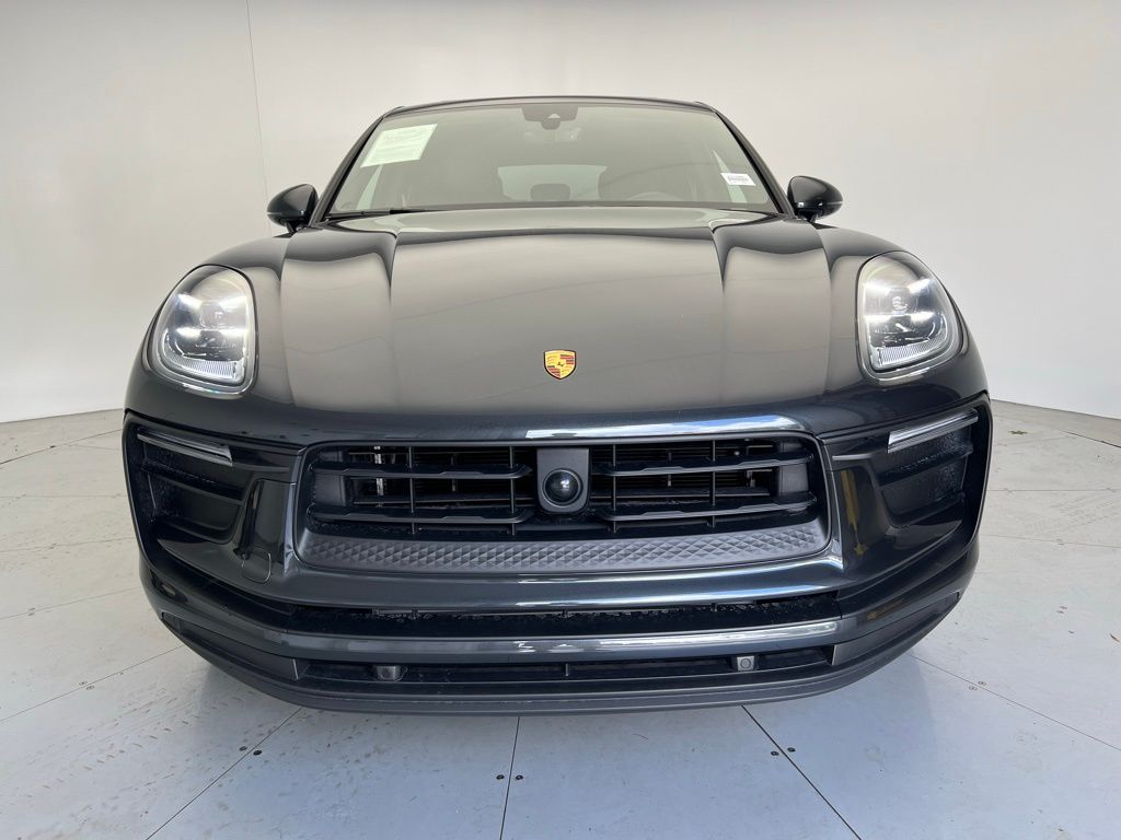 2025 Porsche Macan  24