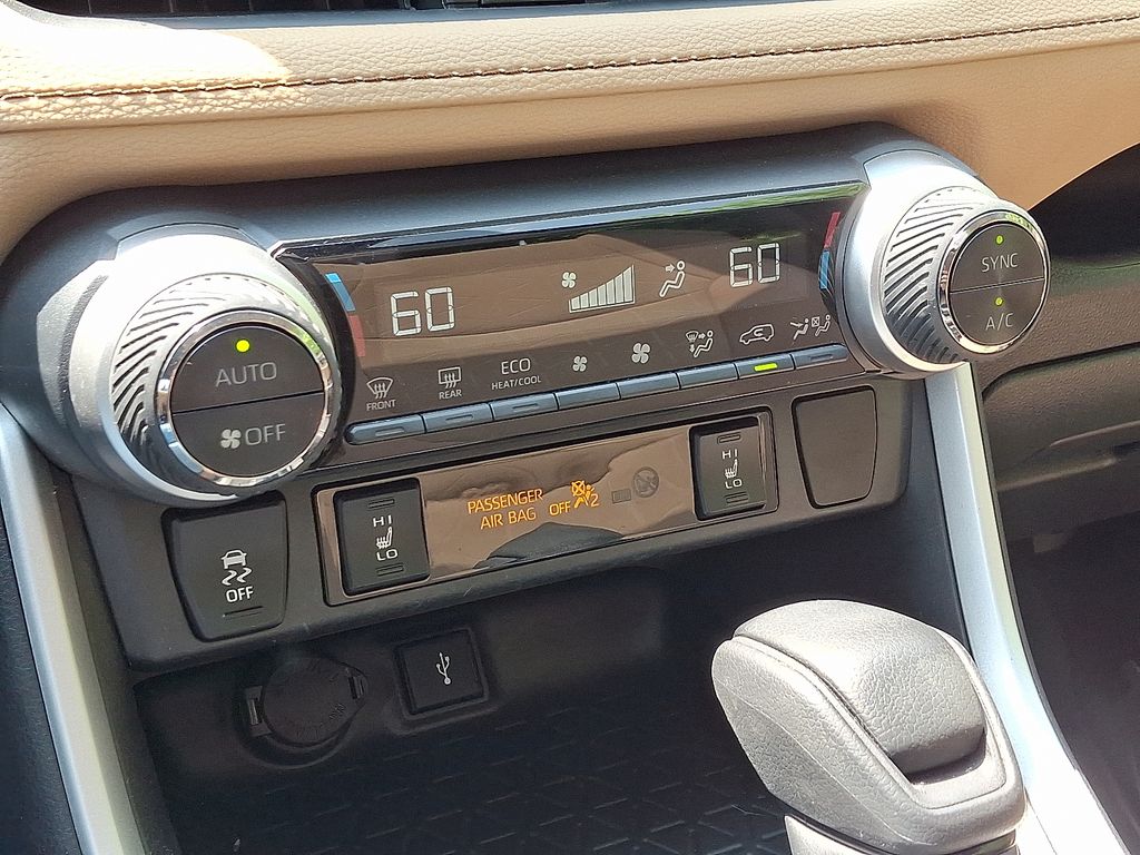 2021 Toyota RAV4 XLE 16