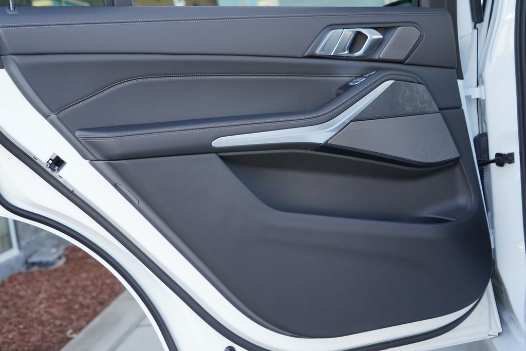 Thumbnail: 2027 BMW X7 - 32