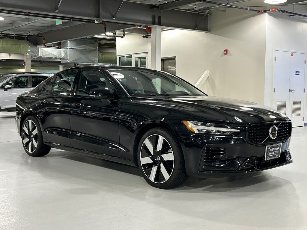 2024 Volvo S60 Recharge T8 Core Dark Theme eAWD