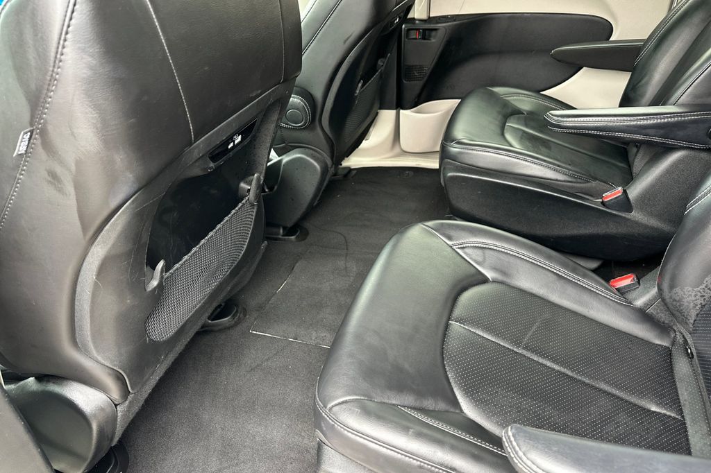 2023 Chrysler Pacifica Hybrid Touring L photo