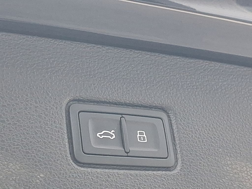 Thumbnail: 2023 Audi SQ7 - 30