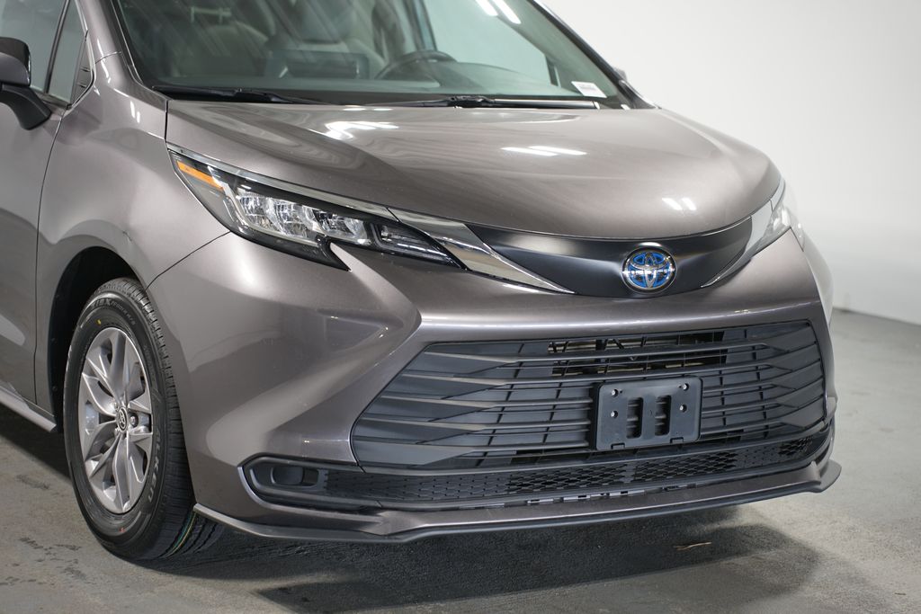 2023 Toyota Sienna LE 4