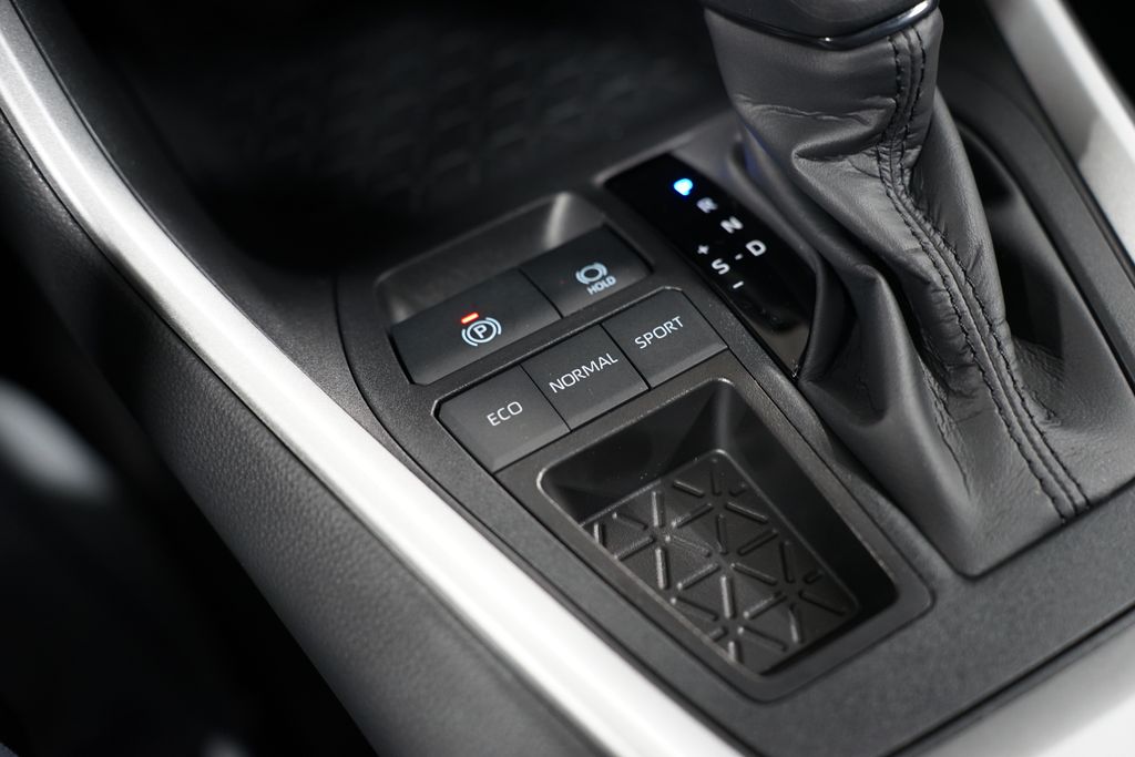 2025 Toyota RAV4 XLE 22