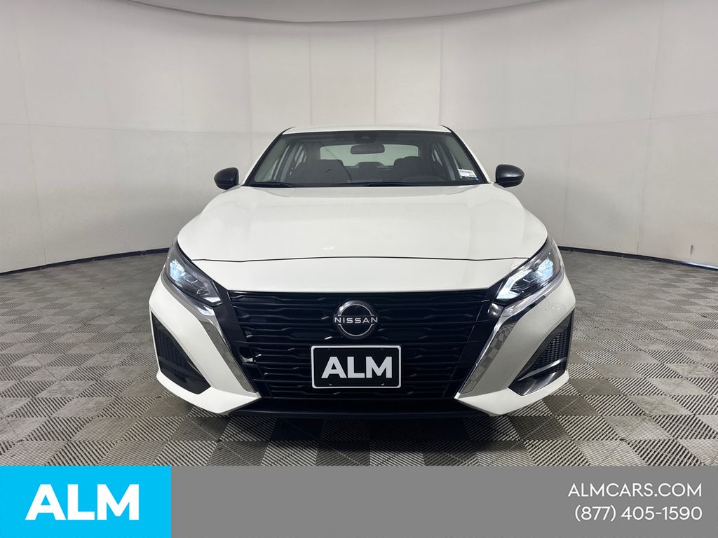 Used 2025 White Nissan 2.5 SV image 3