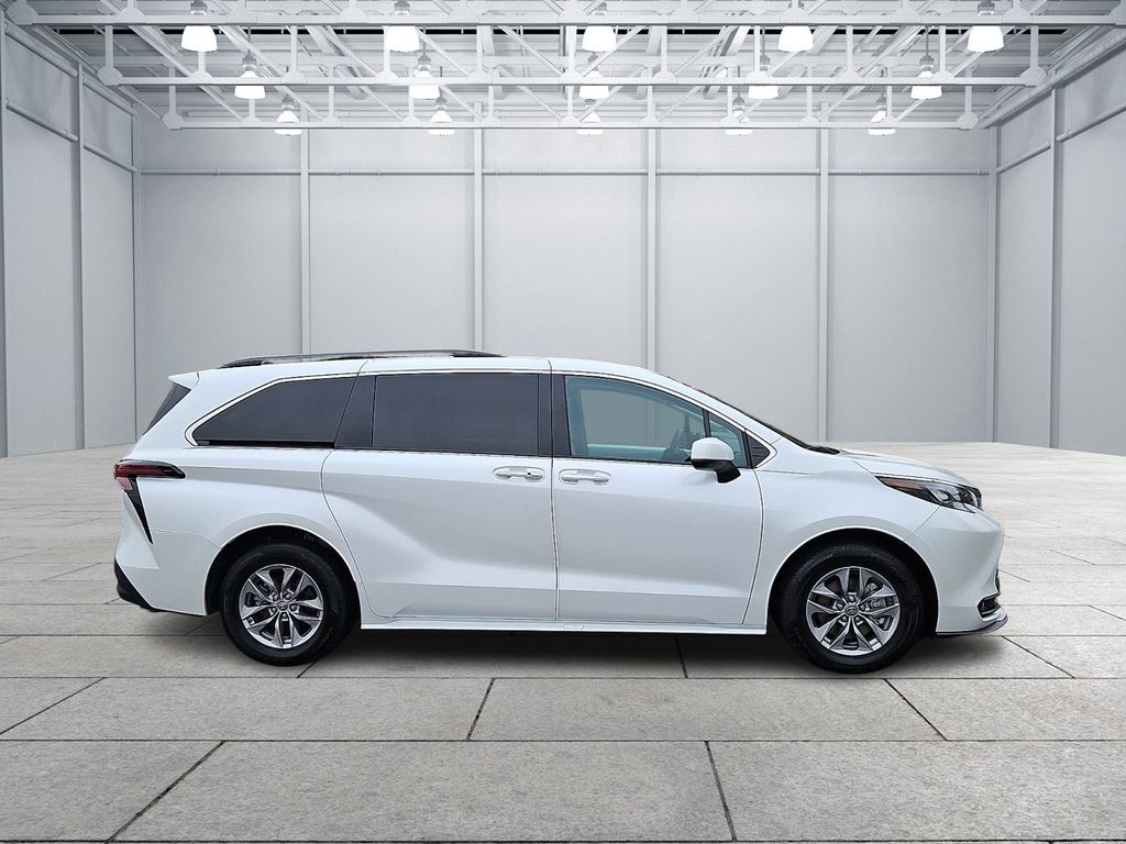 Thumbnail: 2025 Toyota Sienna - 4