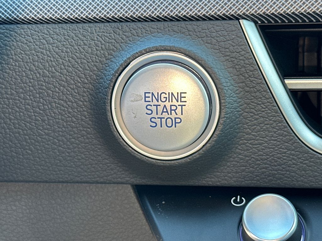 New 2025 White Hyundai SE image 31