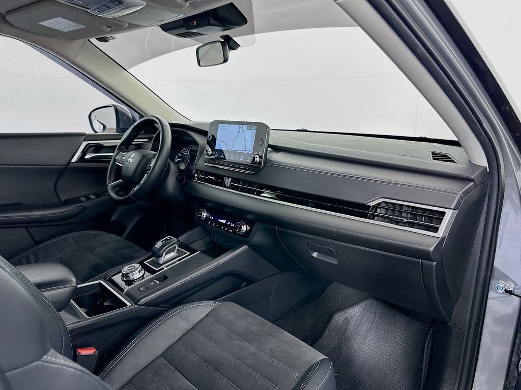 Thumbnail: 2022 Mitsubishi Outlander - 31