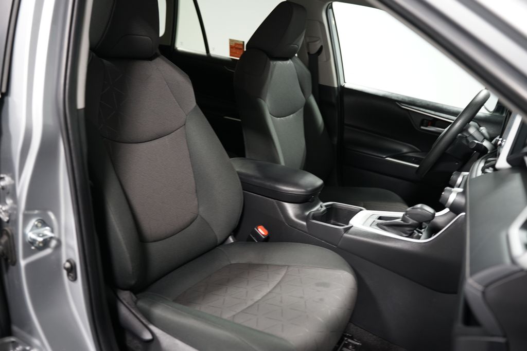 2024 Toyota RAV4 XLE 27