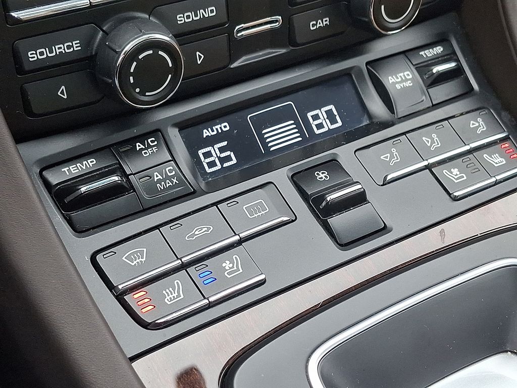 Thumbnail: 2016 Porsche 911 - 16