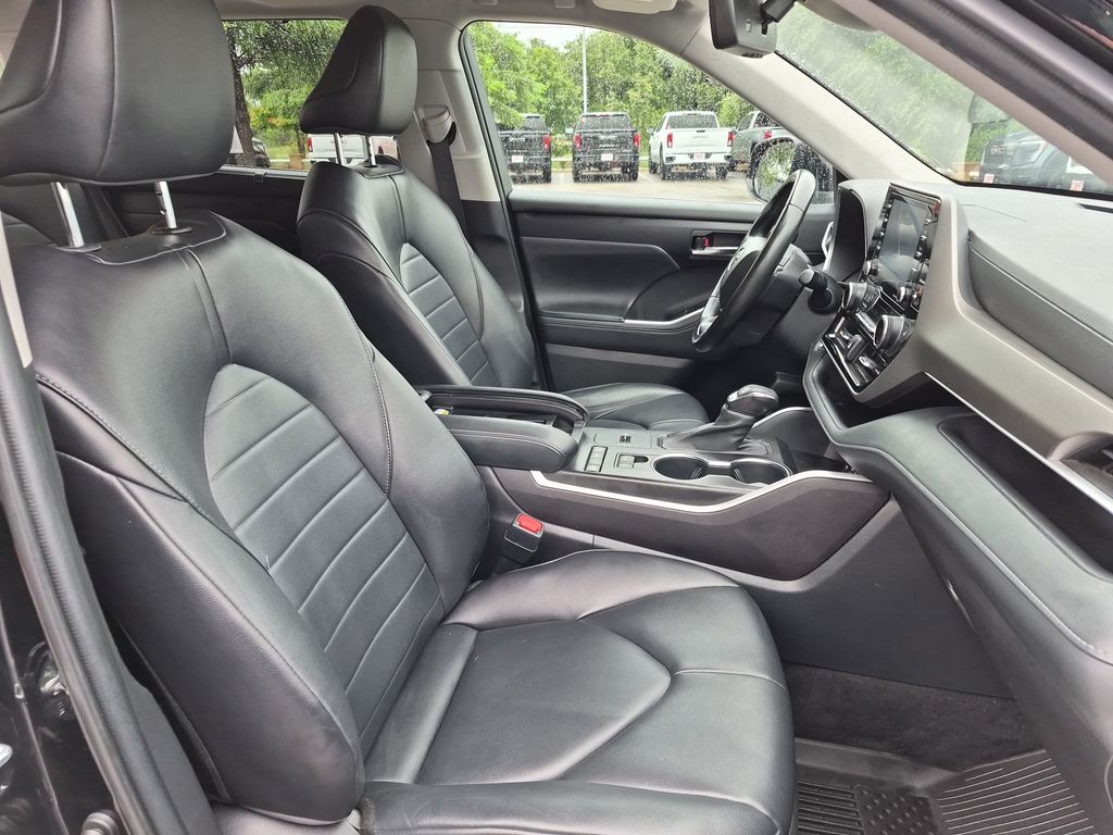Used Car 2022 Toyota Highlander  Xle For Sale Under $30,000 In Austin, Texas
