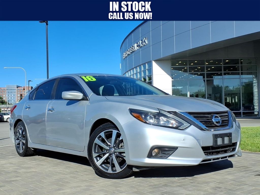Brilliant Silver Metallic 2016 Nissan Altima 2.5 SR Sedan Front-Wheel Drive Continuously Variable Transmission