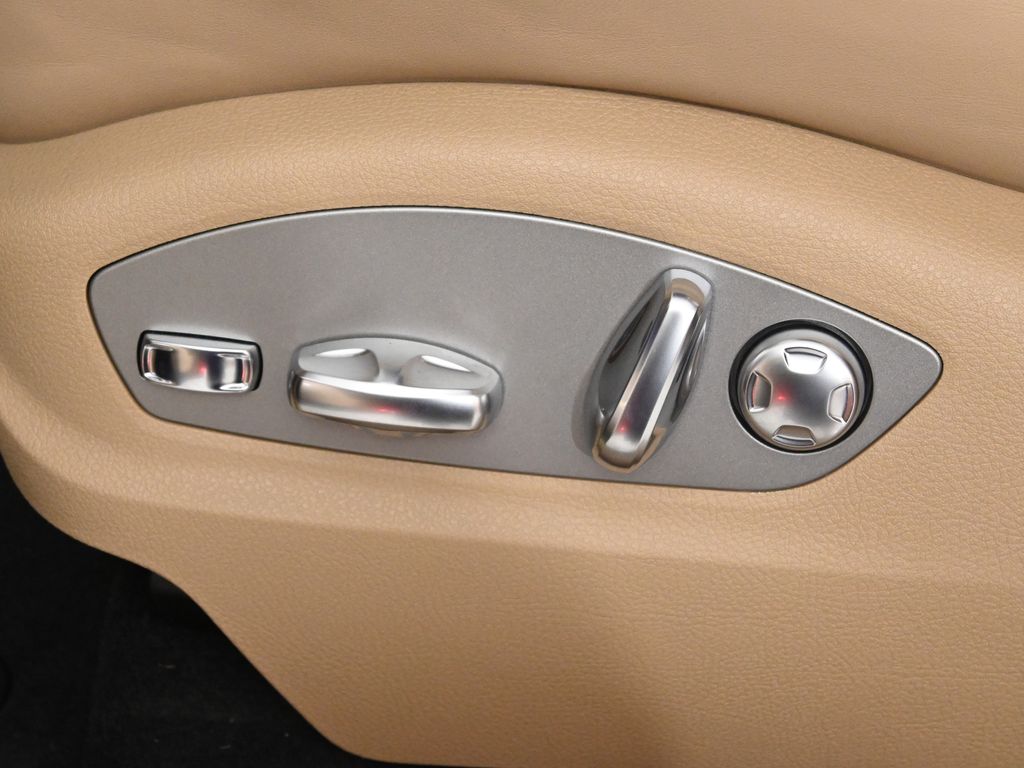 Thumbnail: 2026 Porsche Macan - 31