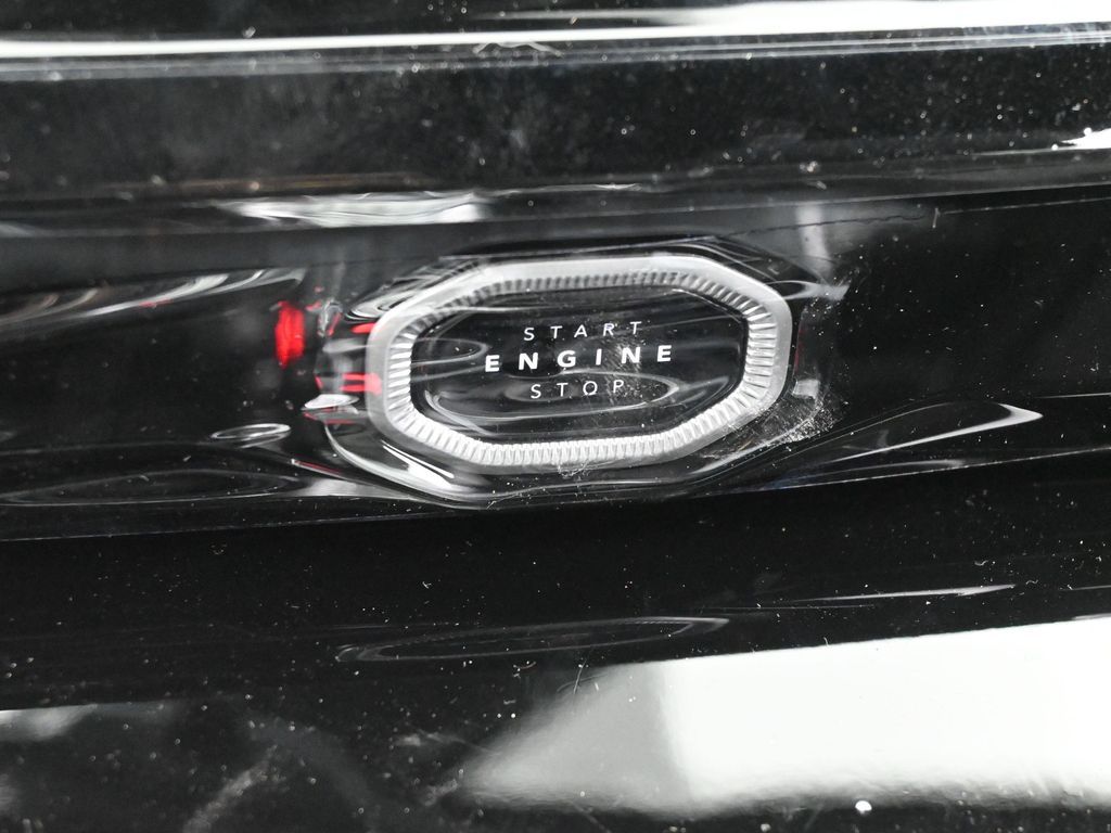 New 2026 Diamond Black Crystal Pearlcoat Jeep Laredo image 20