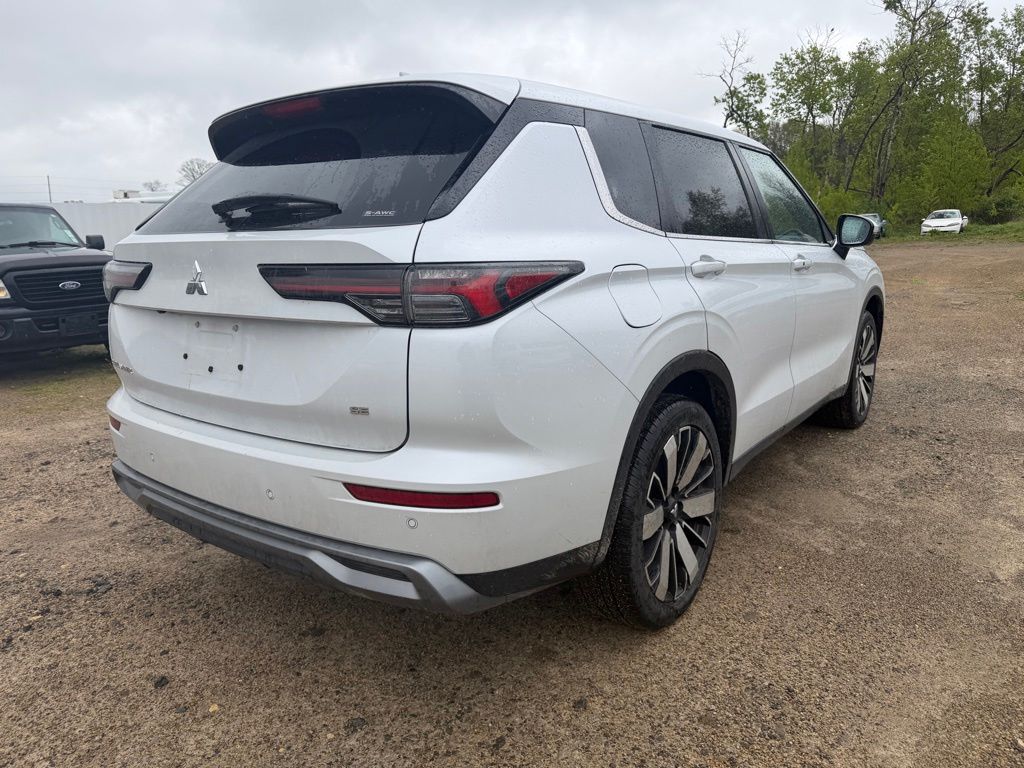 2025 Mitsubishi Outlander SE Silver at South Hills Kia