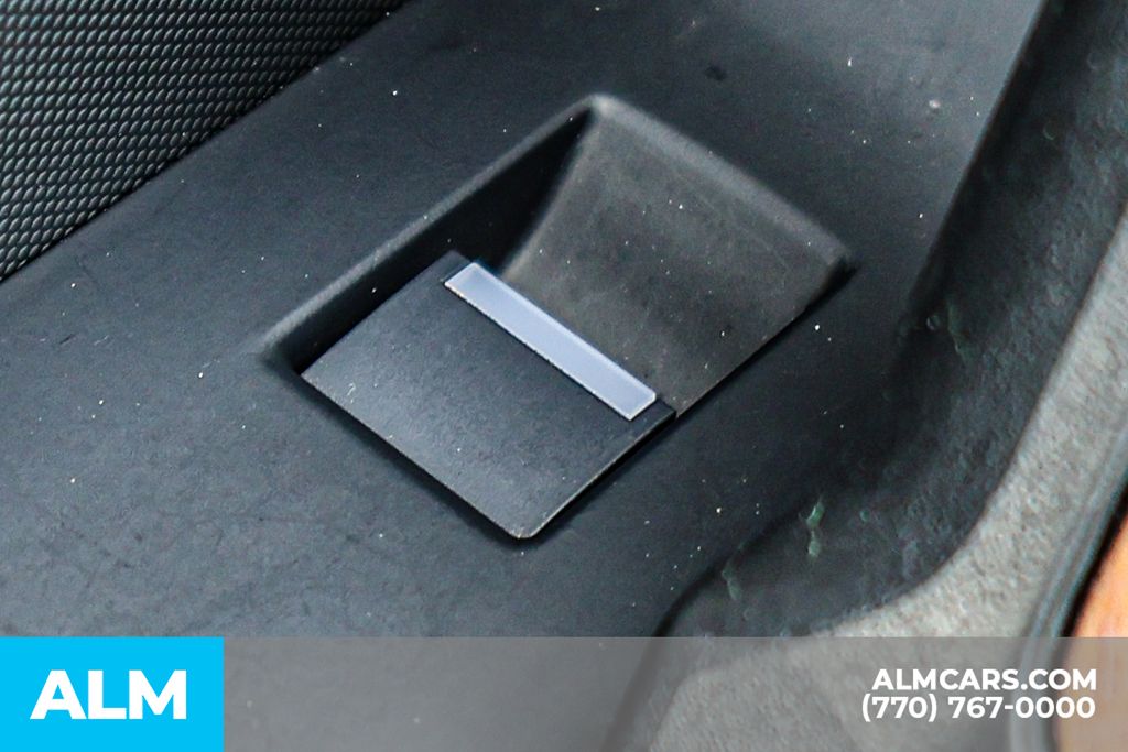 Used 2022 White Land Rover X-Dynamic SE image 49