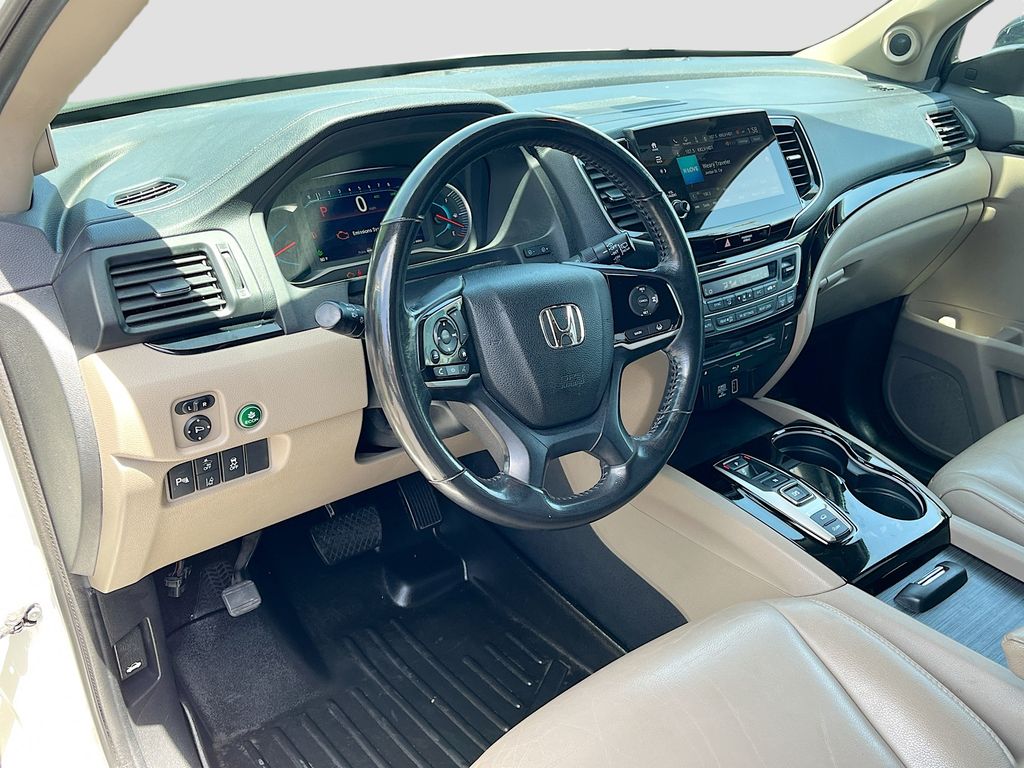 Used 2019 White Honda Touring image 9