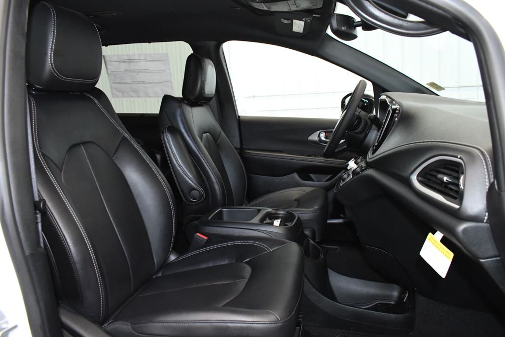 Used 2026 White Chrysler Select image 25